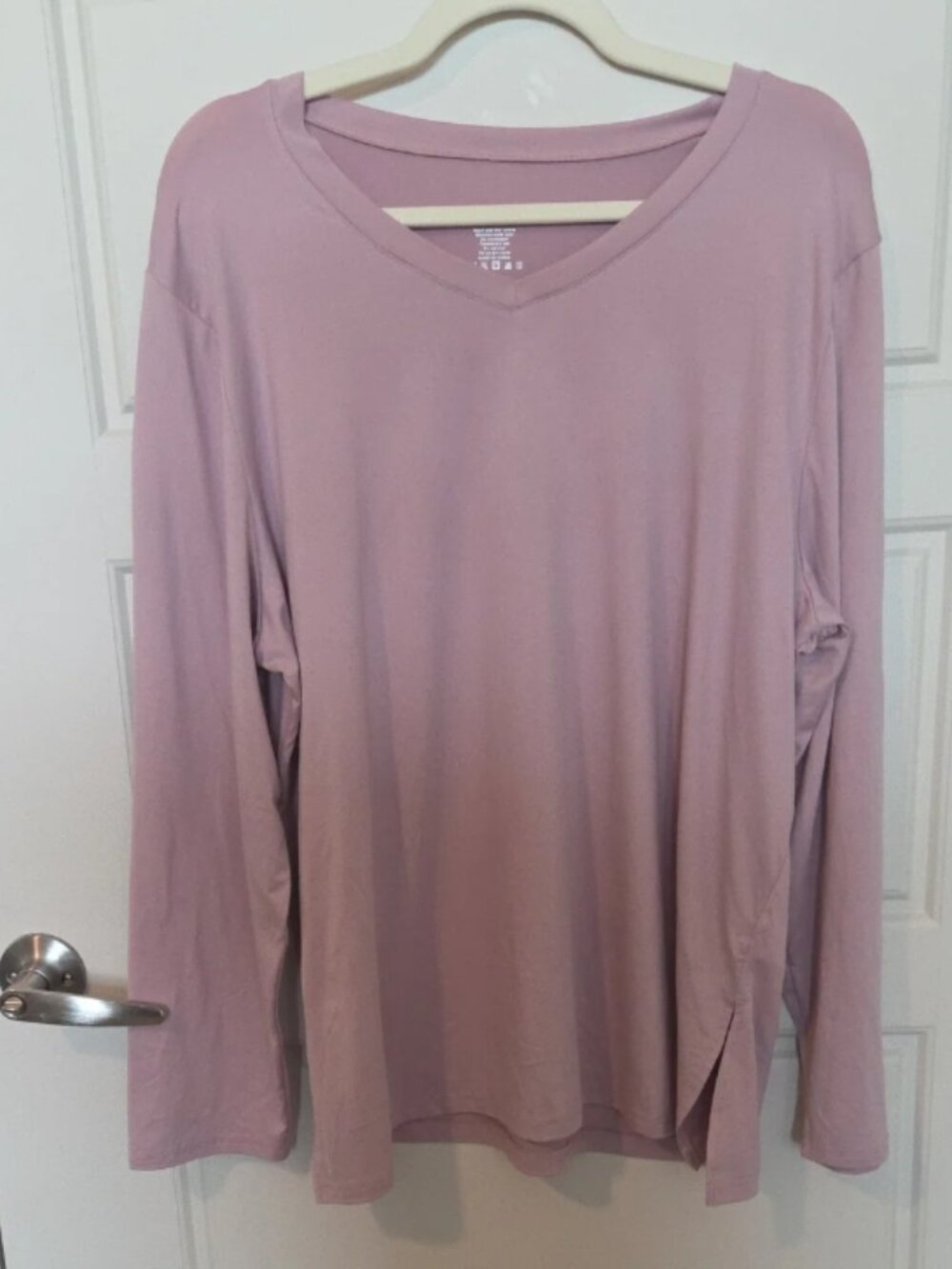 Women’s V-Neck Long Sleeve Tee in Dusty Mauve